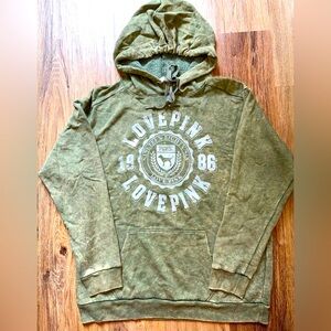 VS Pink Heritage Logo
Green Campus Pullover
Medium